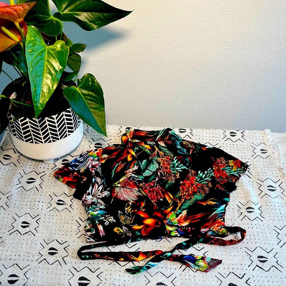 LF Stores XS Tropical crop wrap collared top
